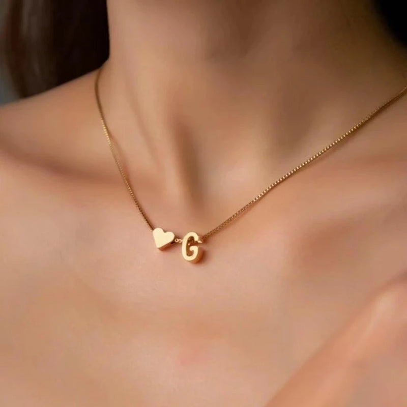 Colar choker letra pequena e coração banhado a ouro