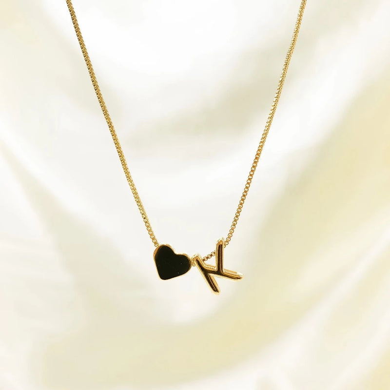 Colar choker letra pequena e coração banhado a ouro